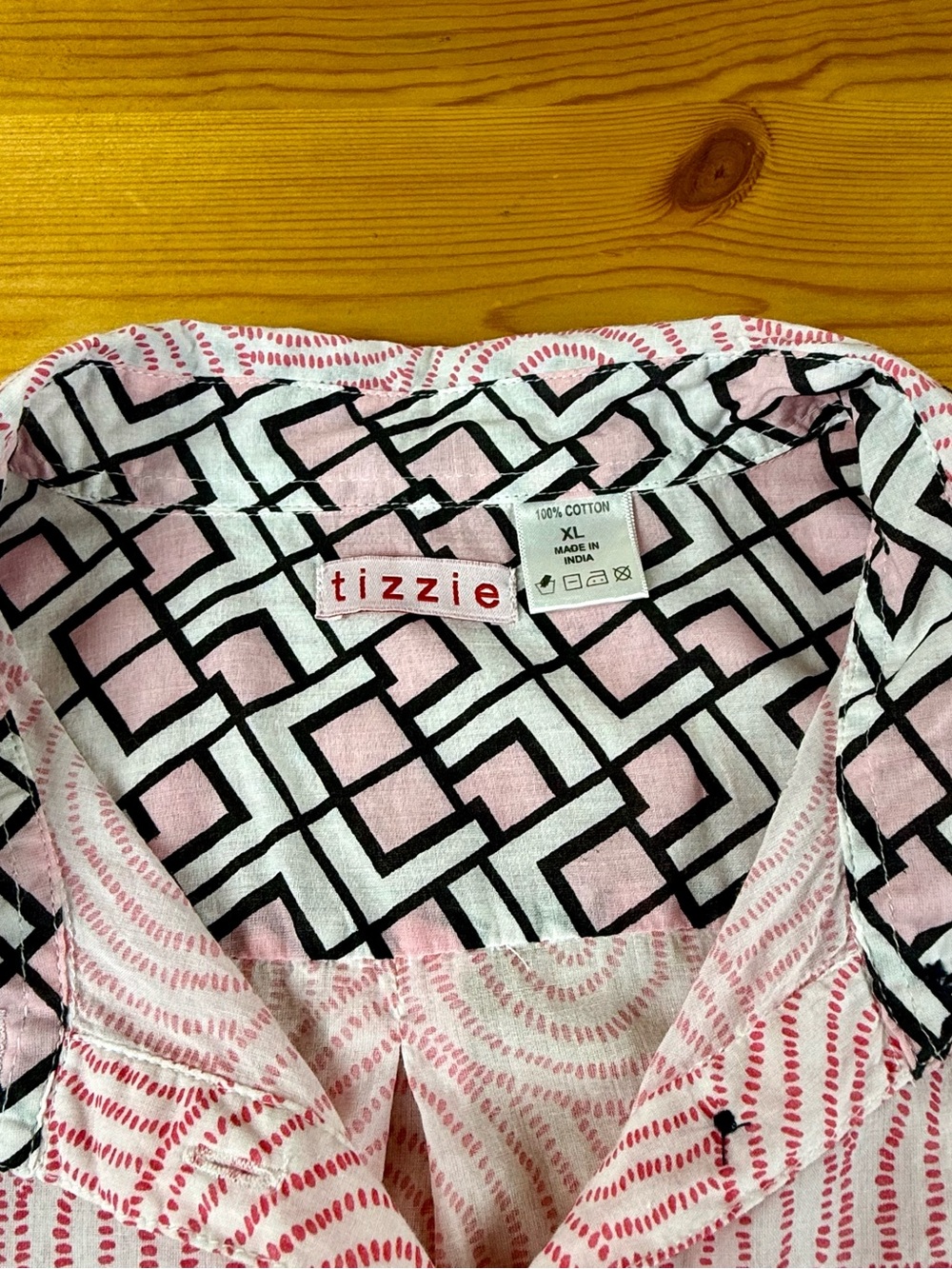 Tizzie Dizzy Lizzie XL Pink and White Spiral Design Contrasting Cuff Collar
